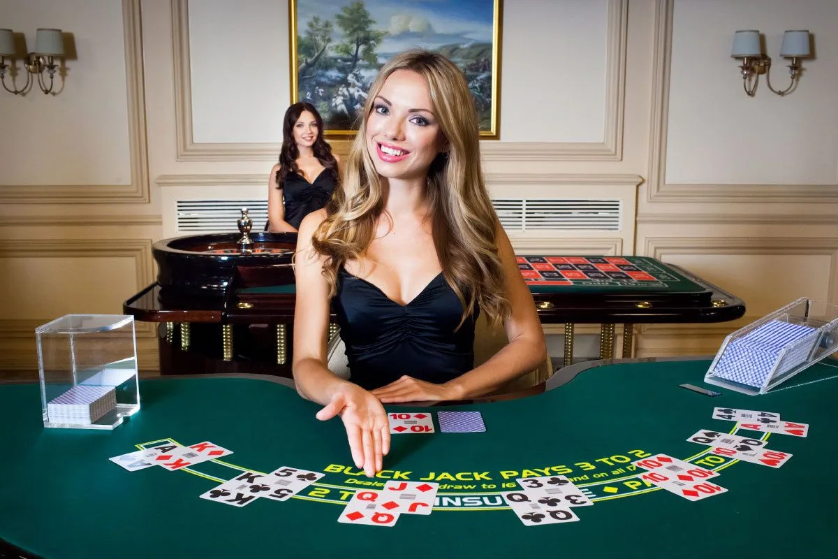Dealer memandu permainan di ruang kasino live PLAYKING88