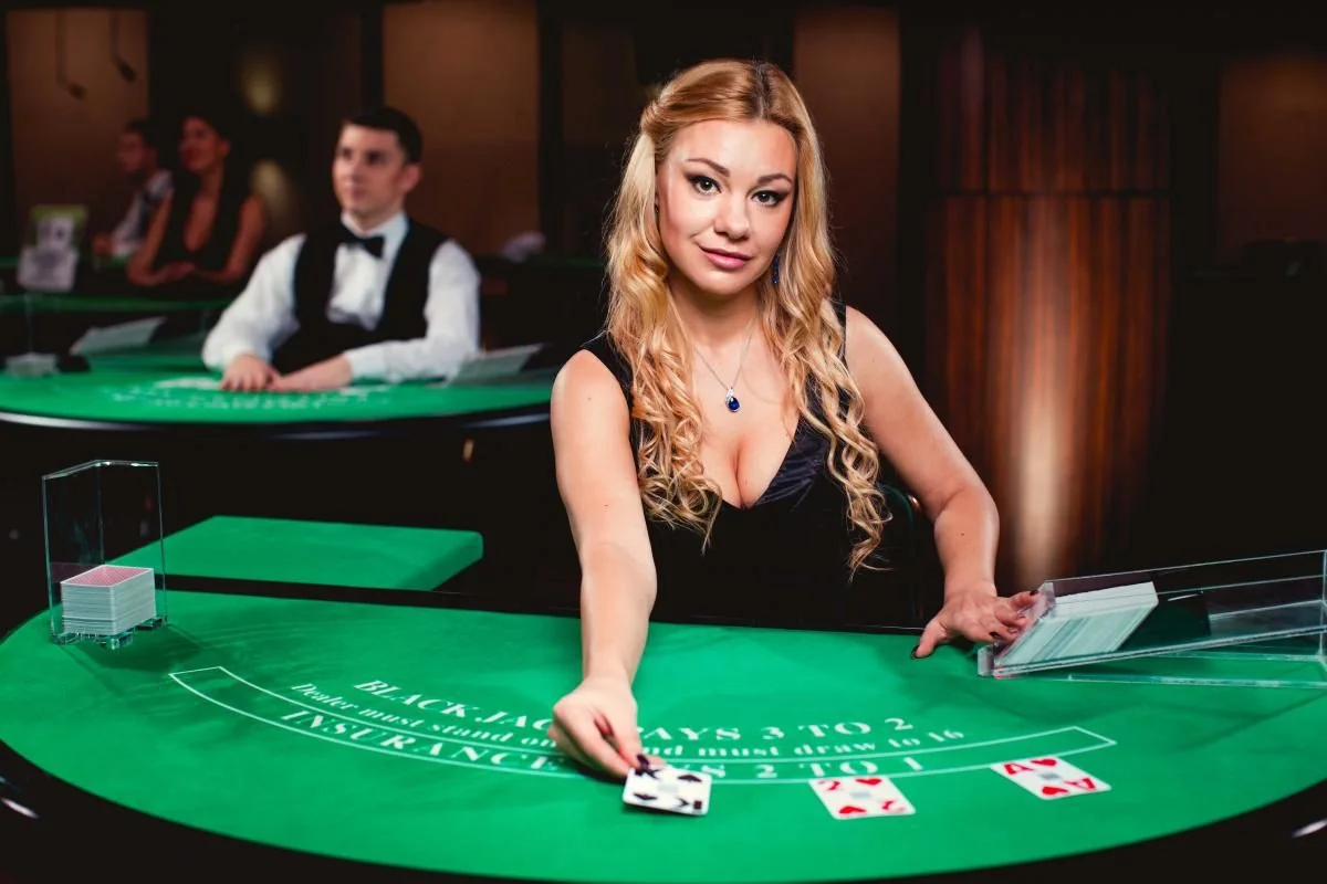 Tampilan meja kasino live dengan dealer di PLAYKING88
